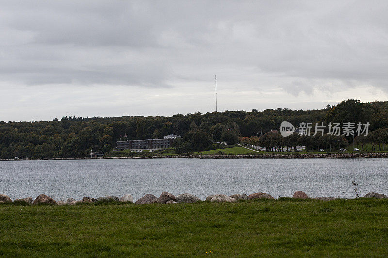 Strandvejen Aarhus沿着海湾奔跑